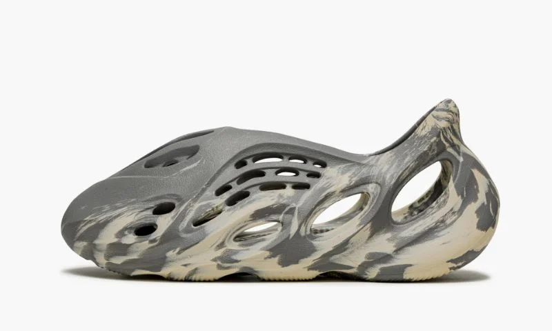 Yeezys Foam RNNR MXT Moon Gray