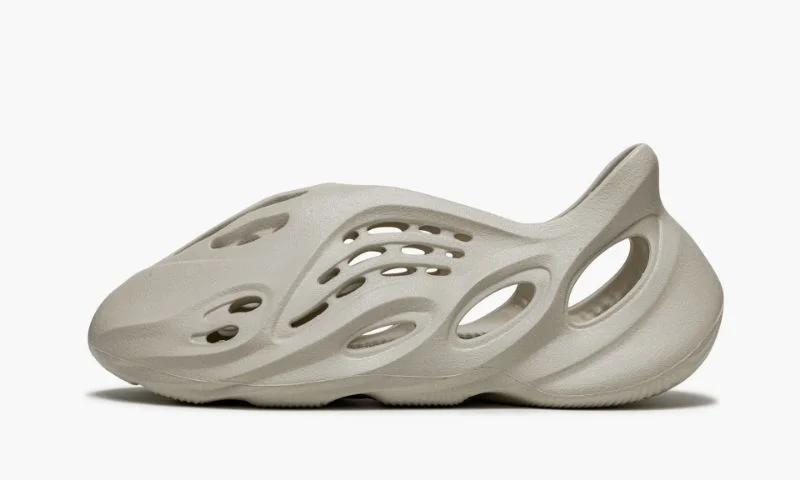 Yeezys Foam RNNR Sand